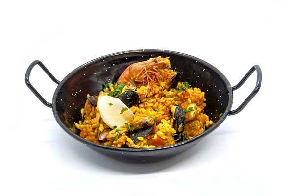 A two handled pan with paella in it